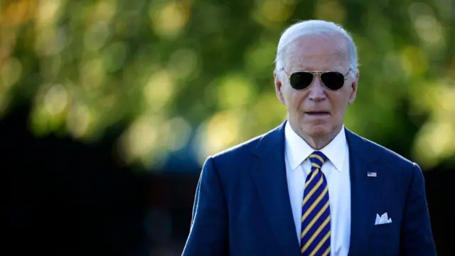 El presidente de Estados Unidos, Joe Biden, con gafas de sol en un evento.