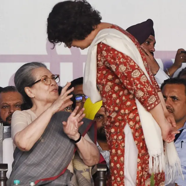 सोनिया गांधी और प्रियंका गांधी