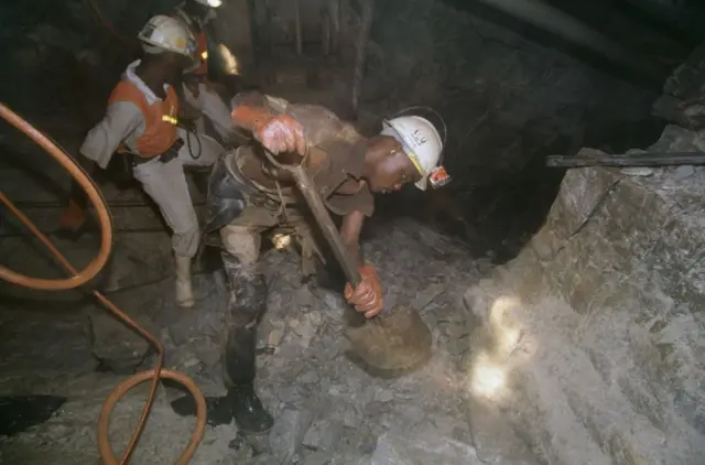 દક્ષિણ આફ્રિકા, ગેરકાયદેસર સોનું ખાણકામ, ક્રાઇમ, આવક