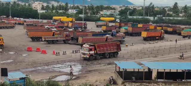 పోర్ట్ ప్రాంతంలో లారీలు