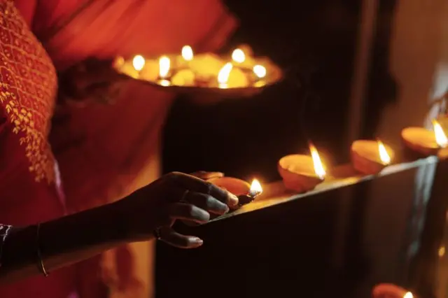 शहरात या सणाला जो झगमगाट दिसतो, तो ग्रामीण भागात नसतो. त्यांच्यासाठी हा सण केवळ दिव्यांचा उत्सव नसतो, तर तो एक प्रकृती उत्सव असतो. 