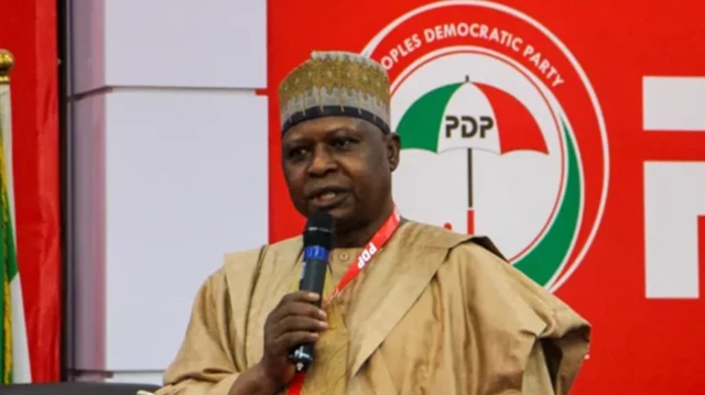 Kabiru Turaki alaga ẹgbẹ oṣelu PDP tuntun wọ agbada, o si mu ẹrọ gbohun-gbohun lọwọ