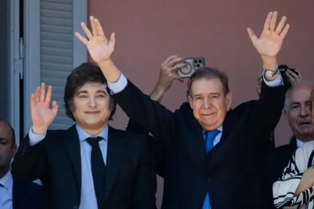 Javier Milei y Edmundo González saludan desde el balcón de la Casa Rosada en Buenos Aires.