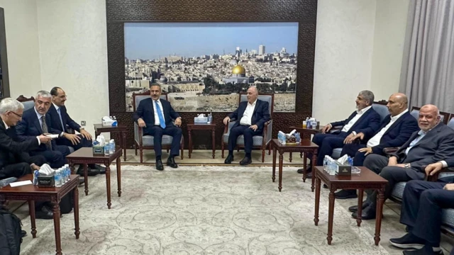 Dışişleri Bakanı Hakan Fidan'ın yanında Hamas Şura Meclisi Başkanı Muhammed Derviş İsmail var. Türk heyeti ile Hamas Siyasi Büro üyeleri karşılıklı oturuyor.