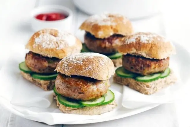 Les patates douces contribuent à l'apport en légumes de votre enfant et les petits pains complets à votre apport en fibres. 