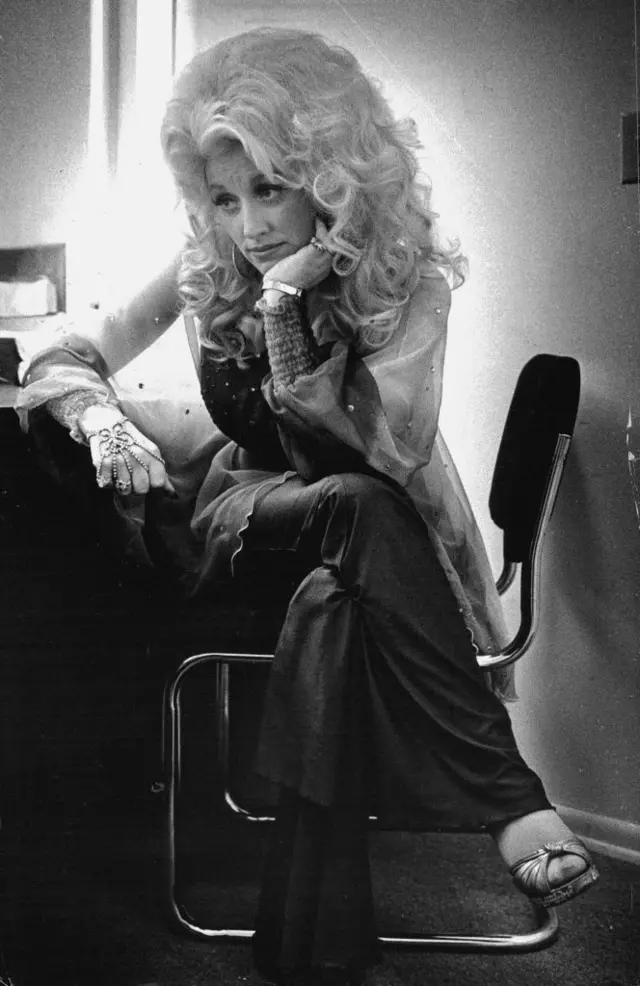 La cantautora de música country Dolly Parton Martes, 26 de agosto de 1975, antes de un concierto en la tribuna de la Feria Estatal de Minnesota en Falcon Heights, Minn.
