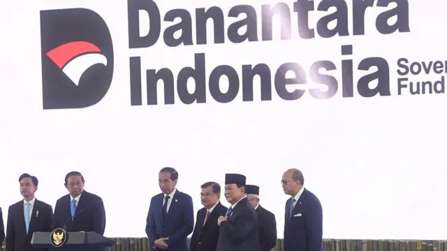 Presiden Prabowo Subianto (ketiga kanan) didampingi Wapres Gibran Rakabuming Raka (kiri) bersama Presiden ketujuh Joko Widodo (ketiga kiri), Presiden keenam Susilo Bambang Yudhoyono (kedua kiri), Wapres ke-13 Ma'ruf Amin (kedua kanan), Wapres ke-12 Jusuf Kalla (keempat kanan), Wapres ke-11 Boediono (ketiga kiri), serta Menteri Investasi dan Hilirisasi/Kepala Badan Koordinasi Penanaman Modal Rosan Roeslani (kanan) bersiap meluncurkan secara simbolis badan pengelola investasi Daya Anagata Nusantara (Danantara) Istana Merdeka, Jakarta Pusat, Senin (24/02).