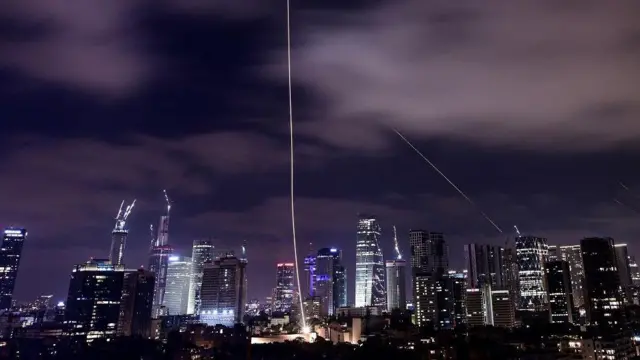 Rudal balistik Iran beradu dengan sistem penangkal rudal Israel di Tel Aviv, pada Senin (16/06) dini hari.