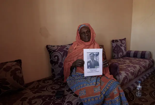 Maïmouna Alpha Sy, membre du collective des veuves de Mauritanie tenant un portrait de son époux, Baïdy Alassane Ba, tué en novembre 1990.