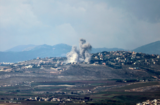 دخان يتصاعد أثناء القصف الإسرائيلي على قرية الخيام اللبنانية في 8 أبريل 2024