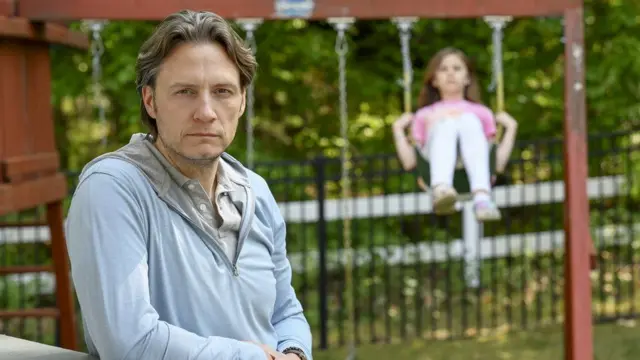 ሞርጋን ሁክ ምስ ኩሎም ደቁ፡ እንተላይ ምስ ወዲ ትሽዓተ ዓመት ውላዱ፡ ብዛዕባ ኣብ ቤት ትምህርቲ ዝፍጸም ተኹሲ ተዛትዩ እዩ