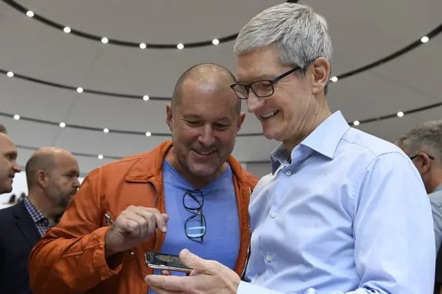 Jony Ive ve Apple CEO'su Tim Cook bir iPhone'a bakıyor