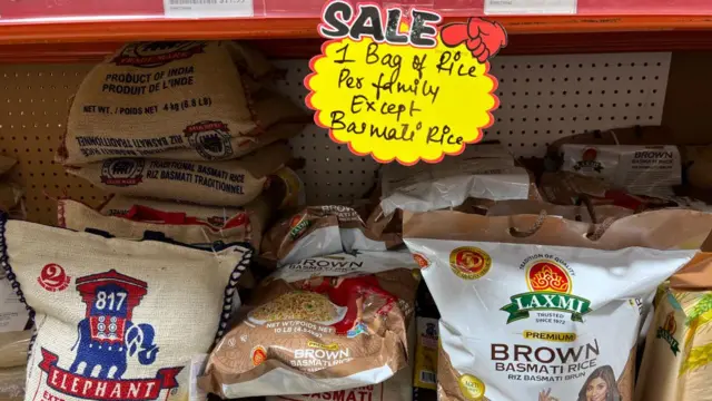 ভারতের নিষেধাজ্ঞার পর কানাডার একটি দোকানে চালের রেশনিং