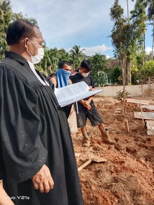 Pendeta Paten Sidabutar memimpin jalannya pemakaman sesuai dengan prosedur gereja.