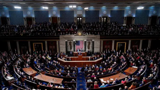 El presidente de EE. UU., Donald Trump, en el centro, habla durante un discurso del Estado de la Unión en la Cámara de la Casa del Capitolio de EE. UU. en Washington, DC, EE. UU., el martes 24 de febrero de 2026. Fotógrafo: Al Drago/Bloomberg vía Getty Images