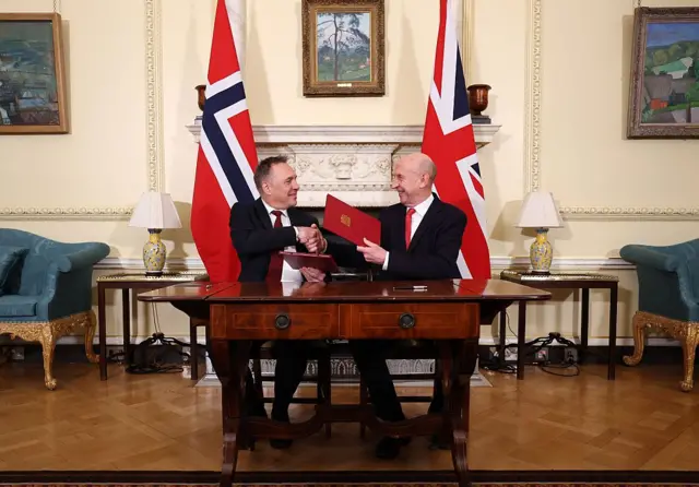 ယူကေ နော်ဝေ နှစ်နိုင်ငံ ကာကွယ်ရေး ဝန်ကြီးတွေ 