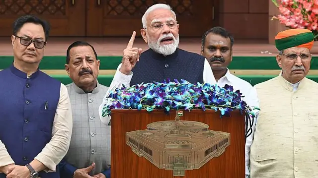 मानसून सत्र की शुरूआत पर संसद के बाहर मीडिया ब्रीफ़िंग करते पीएम मोदी