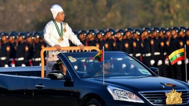 সামরিক প্যারেড পরিদর্শন করছেন সেনাপ্রধান মিন অং লাইং