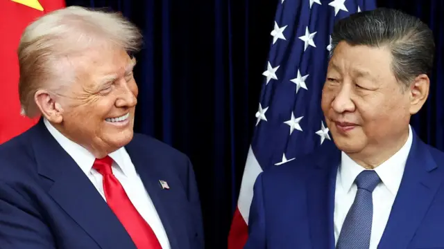 特朗普(左)與習近平(右)在韓國釜山金海國際機場會晤(30/10/2025)