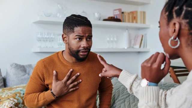 వాదులాడుకుంటన్న అబ్బాయి, అమ్మాయి