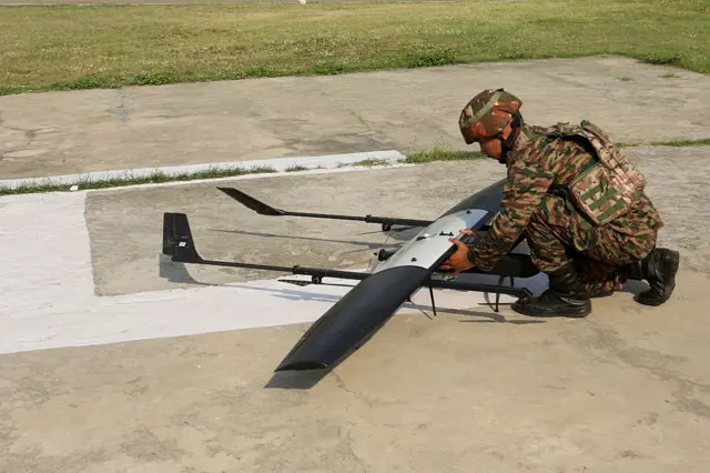 भारतीय लष्कराचा जवान, ड्रोनसोबत सराव करताना. 