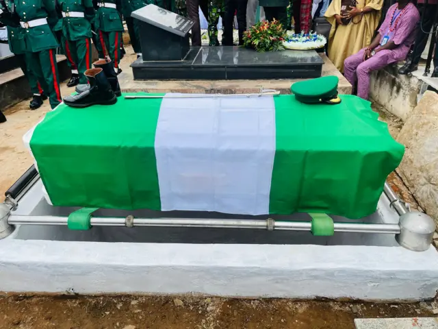 Iboji Olubadan pẹlu bata, asia Naijiria ati fila ologun ti wọn fi ṣe ẹyẹ ikẹyin fun un