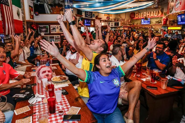 ফিফার ড্র অনুষ্ঠান দেখছে যুক্তরাষ্ট্রের মায়ামিতে একদল ফুটবল ভক্ত