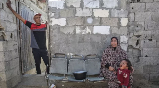 หลายครอบครัวอยู่ในค่ายผู้ลี้ภัย 8 แห่ง