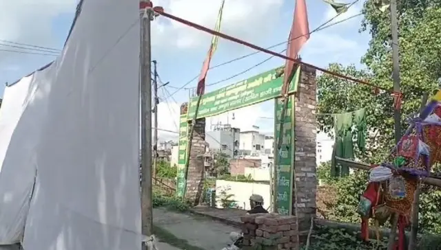 मशीद आणि मकबरा या पद्धतीने झाकण्यावर स्थानिक लोकांनी आक्षेप घेतला होता.