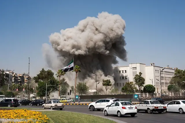 Momento en el que cae una bomba sobre un edificio en Damasco