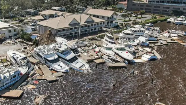 Fort Myers'ta demirli teknelerin aldığı hasarı havadan gösteren bir fotoğraf. 