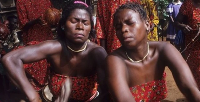 Ụmụnwaanyị na-agba egwu