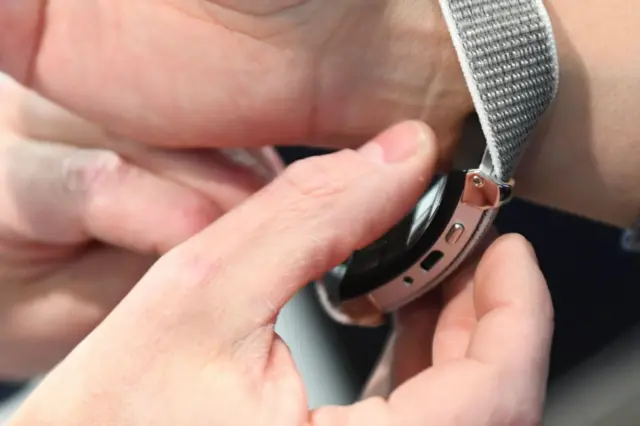 স্মার্ট ওয়াচের পিছনের আলোতে আঙ্গুল ছোঁয়ালেই জানা যাবে নাড়ির গতি