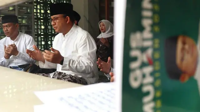 Bakal calon presiden (bacapres) Anies Baswedan (kanan) memanjatkan doa saat berziarah ke makam pendiri Nahdlatul Ulama KH Bisri Syansuri di Pondok Pesantren Mambaul Ma'arif Denanyar Kabupaten Jombang, Jawa Timur, Kamis (31/8/2023).
