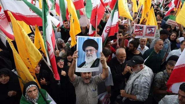 Warga Iran berkumpul di Teheran, pada Selasa (24/06), setelah Presiden AS, Donald Trump, mengumumkan gencatan senjata antara Iran dan Israel.
