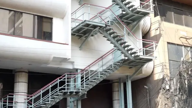 যে বহুতল ভবনে একাধিক সিঁড়ি নেই, সেখানে ভবনের বাইরের অংশেও সিঁড়ি যুক্ত করা যায়। যা ফায়ার এক্সিট হিসেবে ব্যবহার হবে।