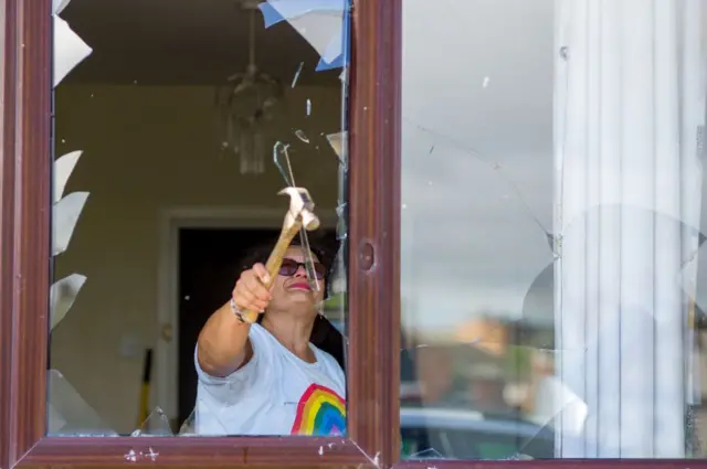 युकेतील दंगली दरम्यानचे चित्र 