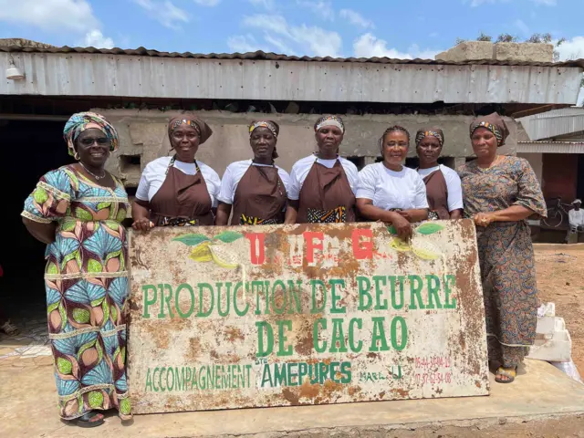 Thérèse Sieto posant avec quelques membres de son association