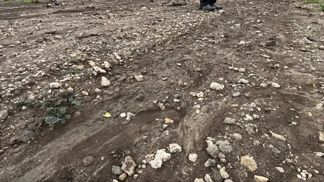 पाऊस एवढा पडला की काही शेतकऱ्यांच्या शेतातील माती खरडून गेली आहे.