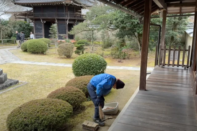 Киото эҳромидаги 90 ёшли боғбон. Японияда кўплаб нафақа ёшидаги кишилар ишлашда давом этишади.