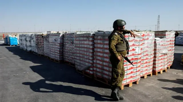 गाजाका लागि पठाइएको राहत सामग्रीको सुरक्षा दिँदै सैनिक