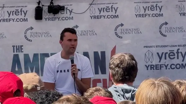 Una captura de pantalla de un video en redes sociales muestra al activista y comentarista de derecha estadounidense Charlie Kirk, aliado del presidente Donald Trump, hablando durante un evento en la Universidad del Valle de Utah.