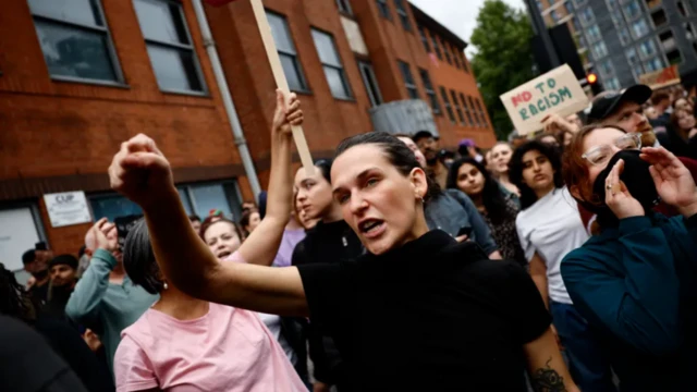 வலதுசாரி போராட்டக்காரர்களுக்கு எதிராக வீதியில் இறங்கிய மக்கள்