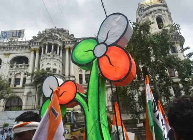 তৃণমূল কংগ্রেস দল ব্যাখ্যা দিচ্ছে যে বাংলাদেশ থেকে উদ্বাস্তুরা চলে এলে পশ্চিমবঙ্গে আশ্রয় দেওয়া হবে, এমন কথা মমতা কখনই বলেন নি।