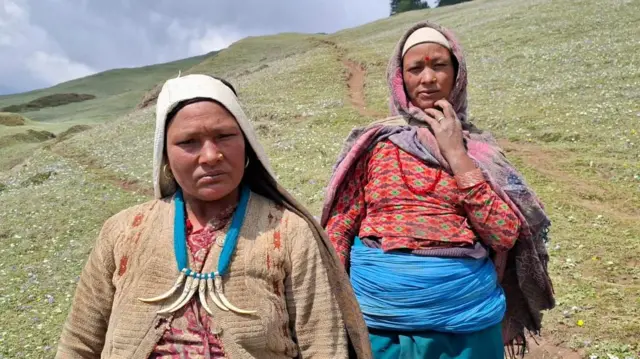 यार्सागुम्बा टिपेर घर फर्किदै गरेका महिलाहरू