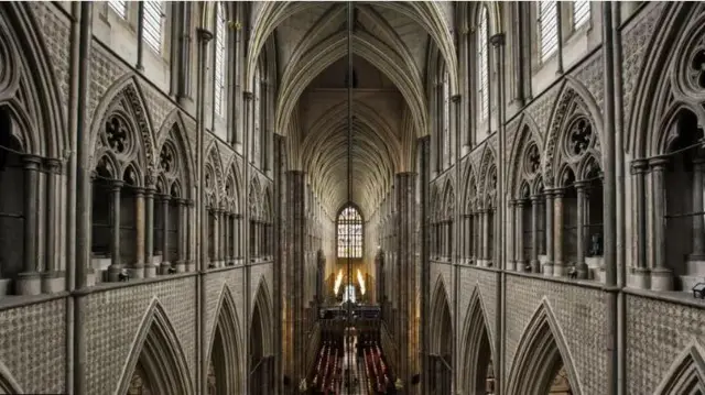Gavin duduk tinggi di atas langit-langit Westminster Abbey