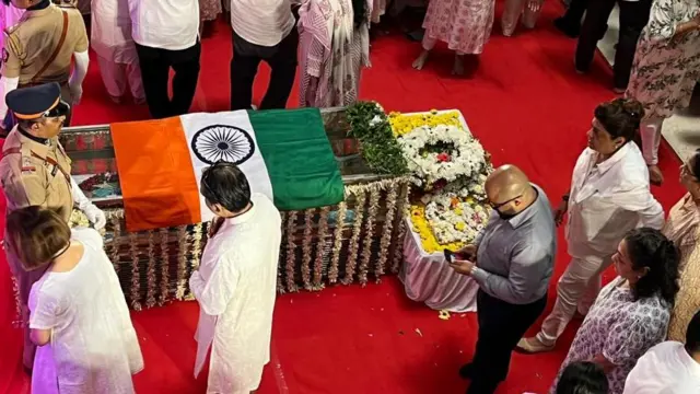 ज्येष्ठ गायिका आशा भोसले यांच्या अंत्यदर्शनाला जमलेले मान्यवर