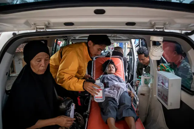 Siswa korban keracunan MBG mendapat perawatan di dalam mobil ambulans di Posko Penanganan di Kantor Kecamatan Cipongkor, Kabupaten Bandung Barat, Jawa Barat, 24 September 2025.