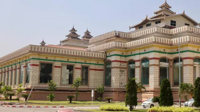 လွှတ်တော်အဆောက်အအုံတွေကို ပုဂံခေတ်၊ အနော်ရထာမင်းလက်ထက်က နန်းတော် တည်ဆောက်မှု ဗိသုကာလက်ရာတွေ ပုံစံယူ တည်ဆောက်