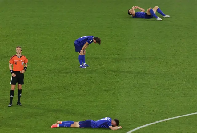 Jugadores de Croacia en el piso tras terminar el partido con Portugal.